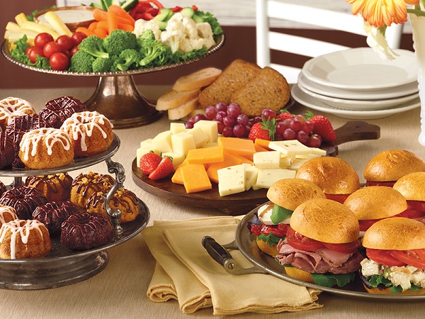 Corner Classic w/ Mini-Sandwich Basket